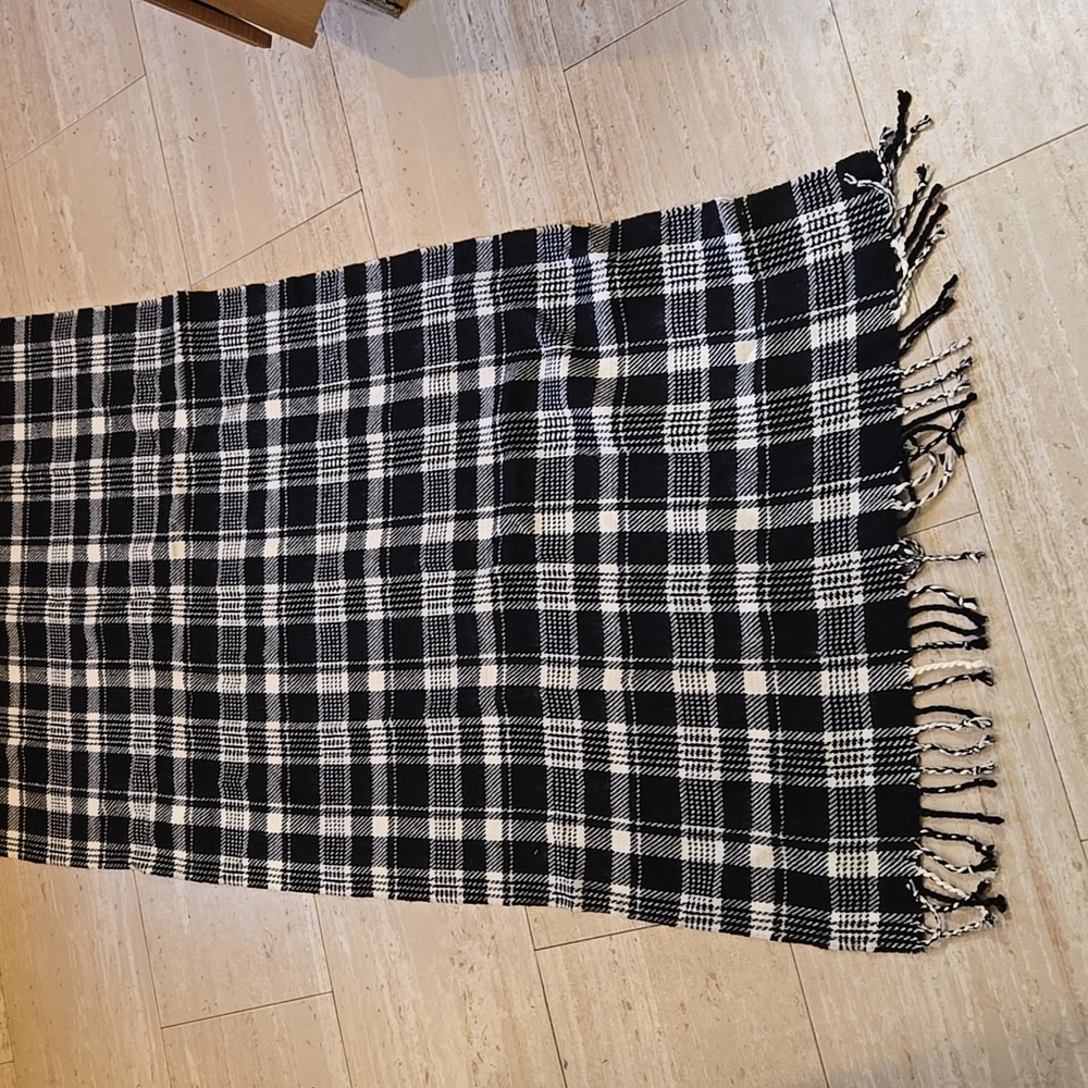 NWT Abercrombie & Fitch Black/White Fringed Oversized Blanket Scarf/Shawl - Picture 5 of 6
